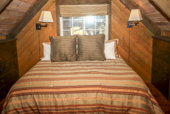 Lake House ADORABLE Cabin in Lower Moonridge centrally located! Walk to ZOO-GOLF-SLOPES, , on Big Bear Lake in California - Lakehouse Vacation Rental - Lake Home for rent on LakeHouseVacations.com