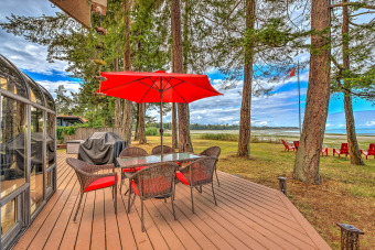 Lake House Oceanfront 3 Bedroom Walk Out Beach Access, , on Strait of Georgia / Comox Valley in British Columbia - Lakehouse Vacation Rental - Lake Home for rent on LakeHouseVacations.com