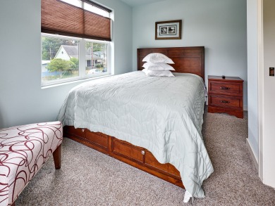 Lake House Book by Apr 30th, 10% off rental rate on stays May-Aug 2019 (excludes holiday, , on  in Oregon - Lakehouse Vacation Rental - Lake Home for rent on LakeHouseVacations.com