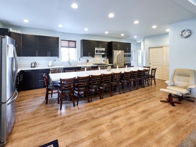 Lake House Book by Apr 30th, 10% off rental rate on stays May-Aug 2019 (excludes holiday, , on  in Oregon - Lakehouse Vacation Rental - Lake Home for rent on LakeHouseVacations.com