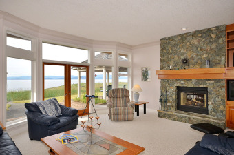 Lake House Awesome 3 Bedroom Ocean and Beach Front French Creek Rancher in Parksville, , on Strait of Georgia / Parksville in British Columbia - Lakehouse Vacation Rental - Lake Home for rent on LakeHouseVacations.com