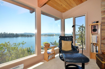 Lake House Spectacular Sidney 3 Bedroom Ocean Front Home with Incredible Island Views, , on North Saanich / Sidney in British Columbia - Lakehouse Vacation Rental - Lake Home for rent on LakeHouseVacations.com