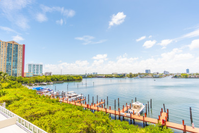 Lake House Luminous corner condo overlooking the bay WIFI + Netflix + Parking, , on Atlantic Ocean - Sunny Isles Beach in Florida - Lakehouse Vacation Rental - Lake Home for rent on LakeHouseVacations.com