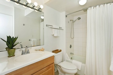 Lake House Corner Unit with Mountain View, Full Kitchen, AC, FREE Wi-Fi and Parking!, , on Oahu - Honolulu in Hawaii - Lakehouse Vacation Rental - Lake Home for rent on LakeHouseVacations.com