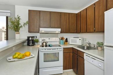 Lake House Corner Unit with Mountain View, Full Kitchen, AC, FREE Wi-Fi and Parking!, , on Oahu - Honolulu in Hawaii - Lakehouse Vacation Rental - Lake Home for rent on LakeHouseVacations.com