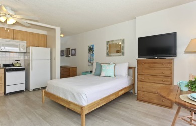 Lake House Studio with Kitchen, AC, WasherDryer, POOL, Wi-Fi, FREE Parking!, , on Oahu - Honolulu in Hawaii - Lakehouse Vacation Rental - Lake Home for rent on LakeHouseVacations.com