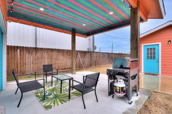 Lake House New! Charming and eclectic 2 bedroom, 1 bath, 5 minutes to Rockport Beach!, , on Gulf of Mexico - Aransas Bay in Texas - Lakehouse Vacation Rental - Lake Home for rent on LakeHouseVacations.com