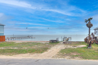 Lake House Boat ramp, dock, water views! Amazing 4 bedroom 2 bath on Copano Cove, , on Gulf of Mexico - Copano Bay in Texas - Lakehouse Vacation Rental - Lake Home for rent on LakeHouseVacations.com