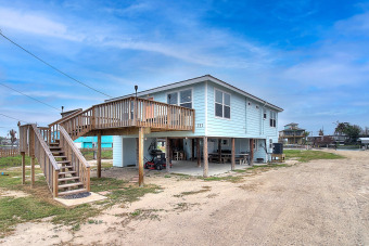 Lake House Boat ramp, dock, water views! Amazing 4 bedroom 2 bath on Copano Cove, , on Gulf of Mexico - Copano Bay in Texas - Lakehouse Vacation Rental - Lake Home for rent on LakeHouseVacations.com