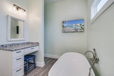 Lake House Waterfront,Community Pool,Personal Hottub,Walk to Bars, Restaurants and Pier, , on Gulf of Mexico - Aransas Bay in Texas - Lakehouse Vacation Rental - Lake Home for rent on LakeHouseVacations.com