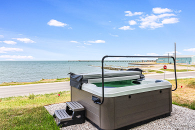 Lake House Waterfront,Community Pool,Personal Hottub,Walk to Bars, Restaurants and Pier, , on Gulf of Mexico - Aransas Bay in Texas - Lakehouse Vacation Rental - Lake Home for rent on LakeHouseVacations.com