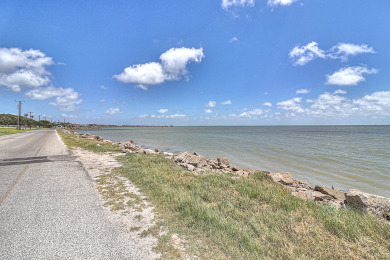 Lake House Waterfront,Community Pool, Personal Hottub,Walk to Bars, Restaurants and Pier, , on Gulf of Mexico - Aransas Bay in Texas - Lakehouse Vacation Rental - Lake Home for rent on LakeHouseVacations.com