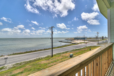 Lake House Waterfront,Community Pool, Personal Hottub,Walk to Bars, Restaurants and Pier, , on Gulf of Mexico - Aransas Bay in Texas - Lakehouse Vacation Rental - Lake Home for rent on LakeHouseVacations.com