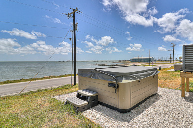 Lake House Waterfront,Community Pool, Personal Hottub,Walk to Bars, Restaurants and Pier, , on Gulf of Mexico - Aransas Bay in Texas - Lakehouse Vacation Rental - Lake Home for rent on LakeHouseVacations.com