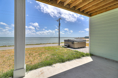 Lake House Waterfront,Community Pool, Personal Hottub,Walk to Bars, Restaurants and Pier, , on Gulf of Mexico - Aransas Bay in Texas - Lakehouse Vacation Rental - Lake Home for rent on LakeHouseVacations.com