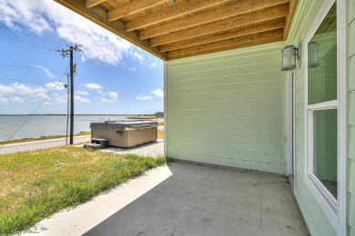 Lake House Waterfront,Community Pool, Personal Hottub,Walk to Bars, Restaurants and Pier, , on Gulf of Mexico - Aransas Bay in Texas - Lakehouse Vacation Rental - Lake Home for rent on LakeHouseVacations.com