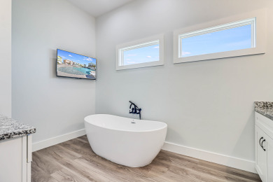 Lake House Waterfront,Community Pool, Personal Hottub,Walk to Bars, Restaurants and Pier, , on Gulf of Mexico - Aransas Bay in Texas - Lakehouse Vacation Rental - Lake Home for rent on LakeHouseVacations.com