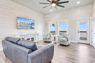 Lake House Waterfront,Community Pool, Personal Hottub,Walk to Bars, Restaurants and Pier, , on Gulf of Mexico - Aransas Bay in Texas - Lakehouse Vacation Rental - Lake Home for rent on LakeHouseVacations.com
