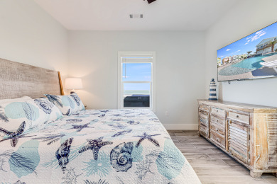 Lake House Waterfront,Community Pool, Personal Hottub,Walk to Bars, Restaurants and Pier, , on Gulf of Mexico - Aransas Bay in Texas - Lakehouse Vacation Rental - Lake Home for rent on LakeHouseVacations.com