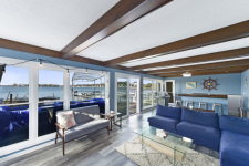 Lake House Lake Front On Lake Wawasee, Direct Lakefront bonus room, on Lake Wawasee in Indiana - Lakehouse Vacation Rental - Lake Home for rent on LakeHouseVacations.com