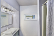 Lake House Lake Front On Lake Wawasee, Second bathroom with tub shower, on Lake Wawasee in Indiana - Lakehouse Vacation Rental - Lake Home for rent on LakeHouseVacations.com