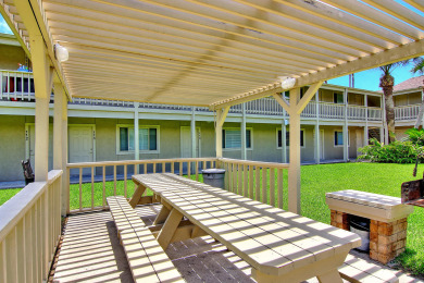 Lake House Cozy Getaway Near the Beach. Large heated pool! Only a block to the beach! , , on Gulf of Mexico - Port Aransas in Texas - Lakehouse Vacation Rental - Lake Home for rent on LakeHouseVacations.com