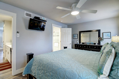 Lake House Cozy Getaway Near the Beach. Large heated pool! Only a block to the beach! , , on Gulf of Mexico - Port Aransas in Texas - Lakehouse Vacation Rental - Lake Home for rent on LakeHouseVacations.com