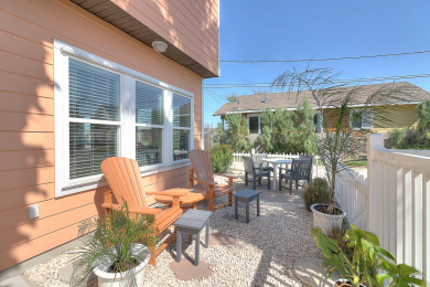Lake House A tropical oasis Pet Friendly Community Pool Gas and Charcoal Grill, , on Gulf of Mexico - Port Aransas in Texas - Lakehouse Vacation Rental - Lake Home for rent on LakeHouseVacations.com