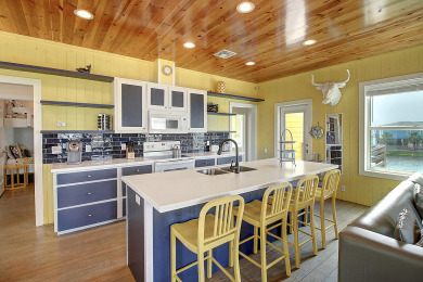 Lake House Awesome island home with a community pool. In the heart of Port Aransas!, , on Gulf of Mexico - Port Aransas in Texas - Lakehouse Vacation Rental - Lake Home for rent on LakeHouseVacations.com