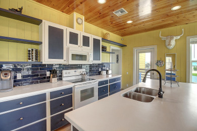 Lake House Awesome island home with a community pool. In the heart of Port Aransas!, , on Gulf of Mexico - Port Aransas in Texas - Lakehouse Vacation Rental - Lake Home for rent on LakeHouseVacations.com