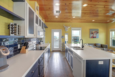 Lake House Awesome island home with a community pool. In the heart of Port Aransas!, , on Gulf of Mexico - Port Aransas in Texas - Lakehouse Vacation Rental - Lake Home for rent on LakeHouseVacations.com