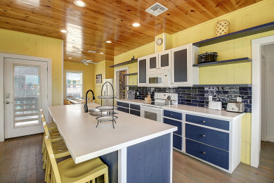 Lake House Awesome island home with a community pool. In the heart of Port Aransas!, , on Gulf of Mexico - Port Aransas in Texas - Lakehouse Vacation Rental - Lake Home for rent on LakeHouseVacations.com