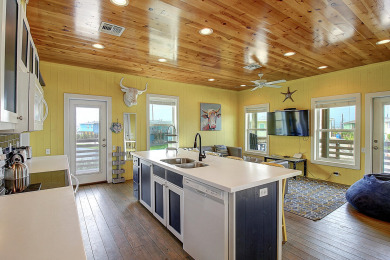 Lake House Awesome island home with a community pool. In the heart of Port Aransas!, , on Gulf of Mexico - Port Aransas in Texas - Lakehouse Vacation Rental - Lake Home for rent on LakeHouseVacations.com