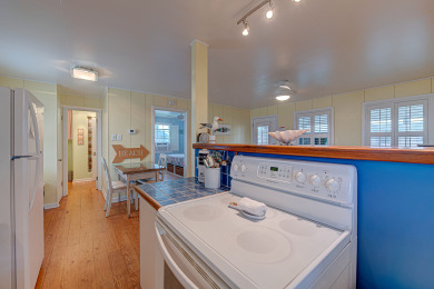Lake House Adorable cottage in the heart of town! , , on Gulf of Mexico - Port Aransas in Texas - Lakehouse Vacation Rental - Lake Home for rent on LakeHouseVacations.com