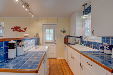 Lake House Adorable cottage in the heart of town! , , on Gulf of Mexico - Port Aransas in Texas - Lakehouse Vacation Rental - Lake Home for rent on LakeHouseVacations.com