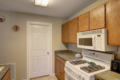 Lake House Fantasy Oaks Lodge! 1 mile from the boat ramp! Pet Friendly! 1.36 Acres, , on Gulf of Mexico - Aransas Pass in Texas - Lakehouse Vacation Rental - Lake Home for rent on LakeHouseVacations.com