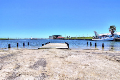 Lake House Fantasy Oaks Lodge! 1 mile from the boat ramp! Pet Friendly! 1.36 Acres, , on Gulf of Mexico - Aransas Pass in Texas - Lakehouse Vacation Rental - Lake Home for rent on LakeHouseVacations.com