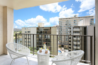 Lake House Renovated Waikiki Studio, Full Kitchen, Free Parking, 4 Blocks to Beach!, , on Oahu - Honolulu in Hawaii - Lakehouse Vacation Rental - Lake Home for rent on LakeHouseVacations.com