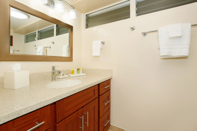 Lake House Beachfront, Peek-a-Boo Ocean Views, WasherDryer, AC, Wi-Fi!, , on Oahu - Honolulu in Hawaii - Lakehouse Vacation Rental - Lake Home for rent on LakeHouseVacations.com