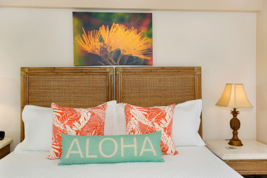 Lake House Beachfront, Peek-a-Boo Ocean Views, WasherDryer, AC, Wi-Fi!, , on Oahu - Honolulu in Hawaii - Lakehouse Vacation Rental - Lake Home for rent on LakeHouseVacations.com