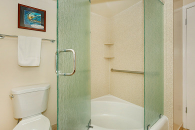 Lake House Beachfront, Peek-a-Boo Ocean Views, WasherDryer, AC, Wi-Fi!, , on Oahu - Honolulu in Hawaii - Lakehouse Vacation Rental - Lake Home for rent on LakeHouseVacations.com