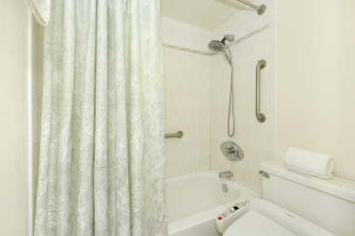 Lake House Budget-Friendly and Air-Conditioned with Washlet and WasherDryer!, , on Oahu - Honolulu in Hawaii - Lakehouse Vacation Rental - Lake Home for rent on LakeHouseVacations.com