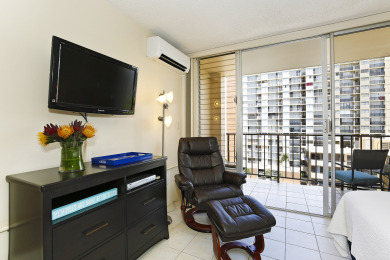 Lake House Studio with AC, Wi-Fi, Rooftop Pool, FREE Parking! Close to Beach!, , on Oahu - Honolulu in Hawaii - Lakehouse Vacation Rental - Lake Home for rent on LakeHouseVacations.com