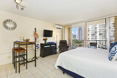 Lake House Studio with AC, Wi-Fi, Rooftop Pool, FREE Parking! Close to Beach!, , on Oahu - Honolulu in Hawaii - Lakehouse Vacation Rental - Lake Home for rent on LakeHouseVacations.com