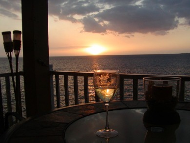 Lake House Oceanfront Paradise with private lanai overlooking Kailua Bay, , on Big Island - Kailua-Kona Bay in Hawaii - Lakehouse Vacation Rental - Lake Home for rent on LakeHouseVacations.com