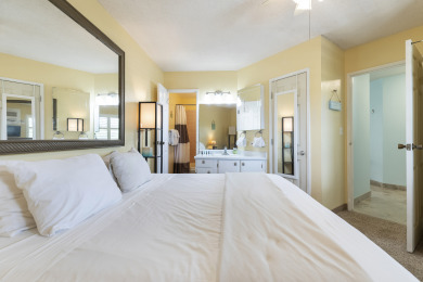 Lake House King size bed! On the ocean front property, , on Maui - Kihei in Hawaii - Lakehouse Vacation Rental - Lake Home for rent on LakeHouseVacations.com