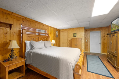 Lake House Bear Footin' Cabin Cozy Arts & Crafts Retreat with Hot Tub!, , on Gatlinburg in Tennessee - Lakehouse Vacation Rental - Lake Home for rent on LakeHouseVacations.com