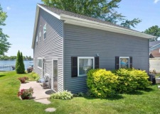 Lakehouse Vacation Rental - Lake Homes for rent on LakeHouseVacations.com, Lake property, Lake House Lake House Charming Lakefront Cottage – Perfect Spot On The Water!, , on Webster Lake in Indiana - Lakehouse Vacation Rental - Lake Home for rent on LakeHouseVacations.com