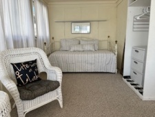 Lakehouse Vacation Rental - Lake Homes for rent on LakeHouseVacations.com, Lake property, Lake House Lake House Cozy Beach Cottage On Charming Lake, Downstairs front bedroom daybed., on Klinger Lake in Michigan - Lakehouse Vacation Rental - Lake Home for rent on LakeHouseVacations.com