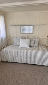 Lakehouse Vacation Rental - Lake Homes for rent on LakeHouseVacations.com, Lake property, Lake House Lake House Cozy Beach Cottage On Charming Lake, Daybed in lakeside bedroom, on Klinger Lake in Michigan - Lakehouse Vacation Rental - Lake Home for rent on LakeHouseVacations.com
